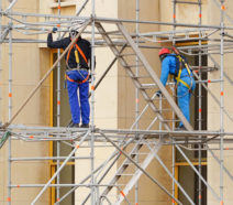 Echafaudeurs assemblant un chafaudage